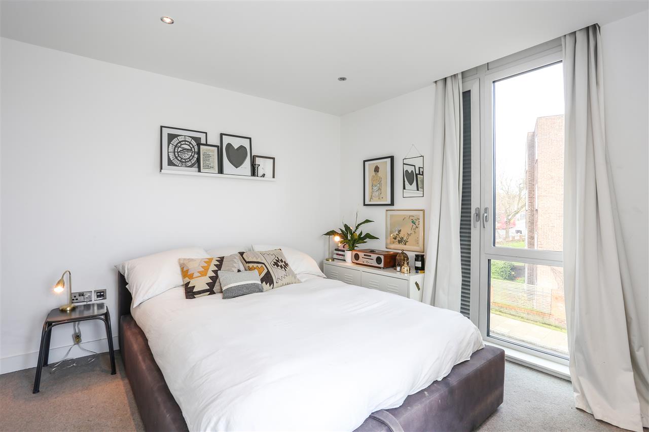 2 bed flat for sale in Junction Road 11