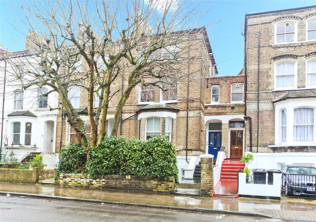 A very well presented and very spacious (approximately 541 Sq Ft / 50 Sq M) first floor apartment forming part of an imposing linked end of terrace Victorian property situated within close proximity to local shops, Tufnell Park Tavern gastro pub, local outdoor spaces and Tufnell Park (Northern ...