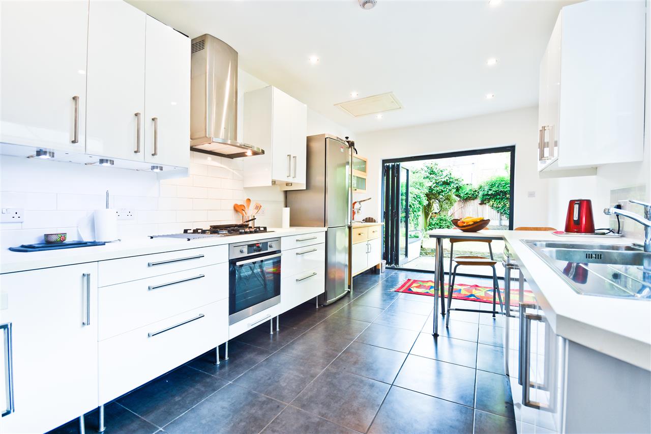 5 bed terraced house for sale in Yerbury Road - Property Image 1