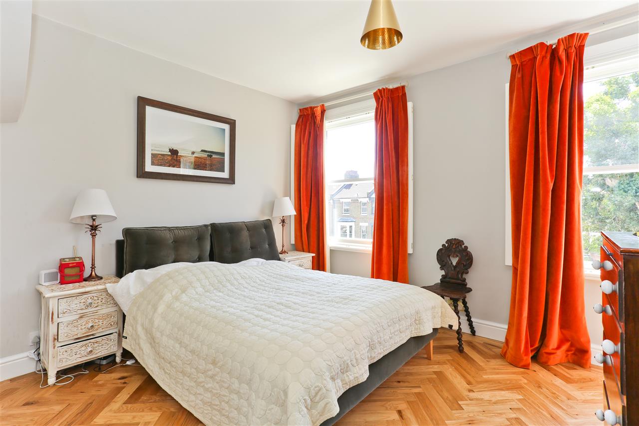 3 bed flat for sale in Tufnell Park Road  - Property Image 3