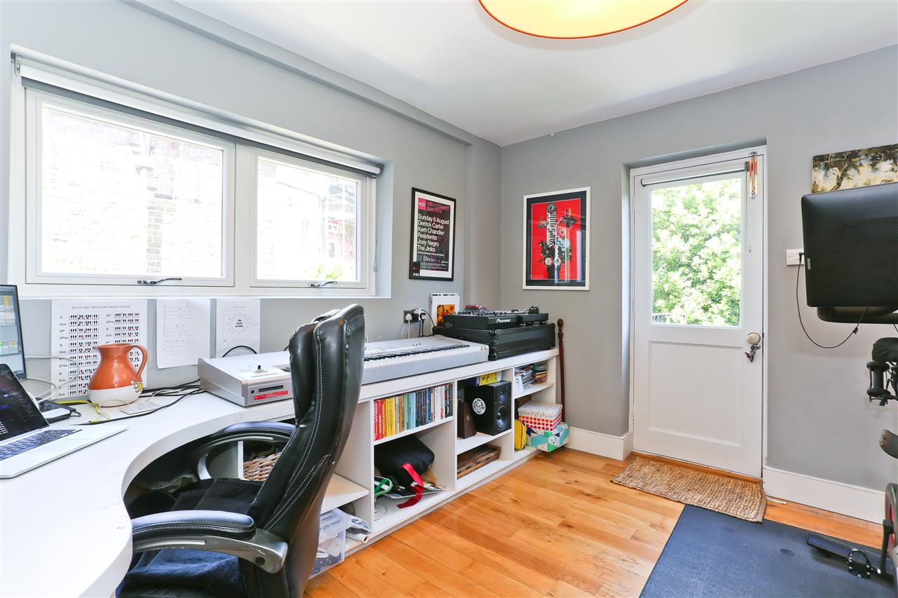 3 bed flat for sale in Tufnell Park Road 7