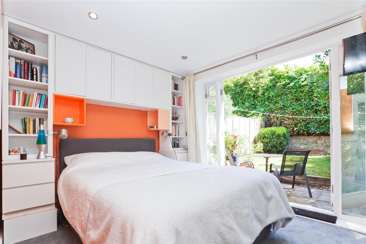 3 bed flat for sale in Huddleston Road  - Property Image 2