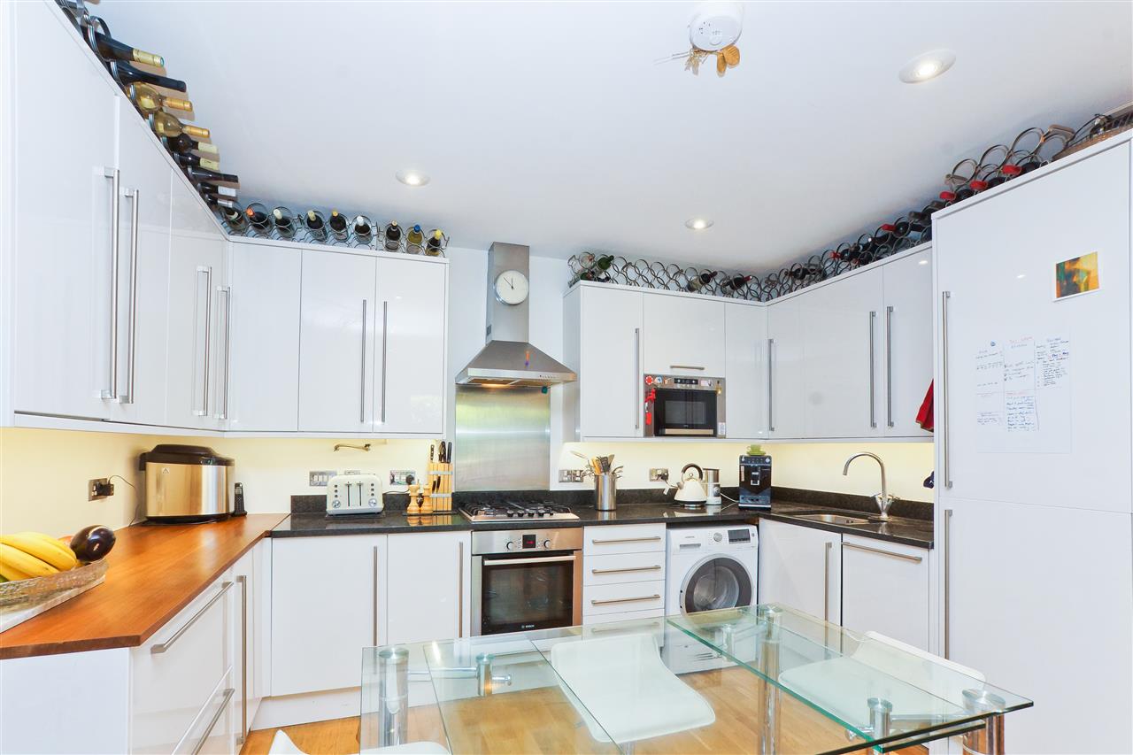 3 bed flat for sale in Huddleston Road 3