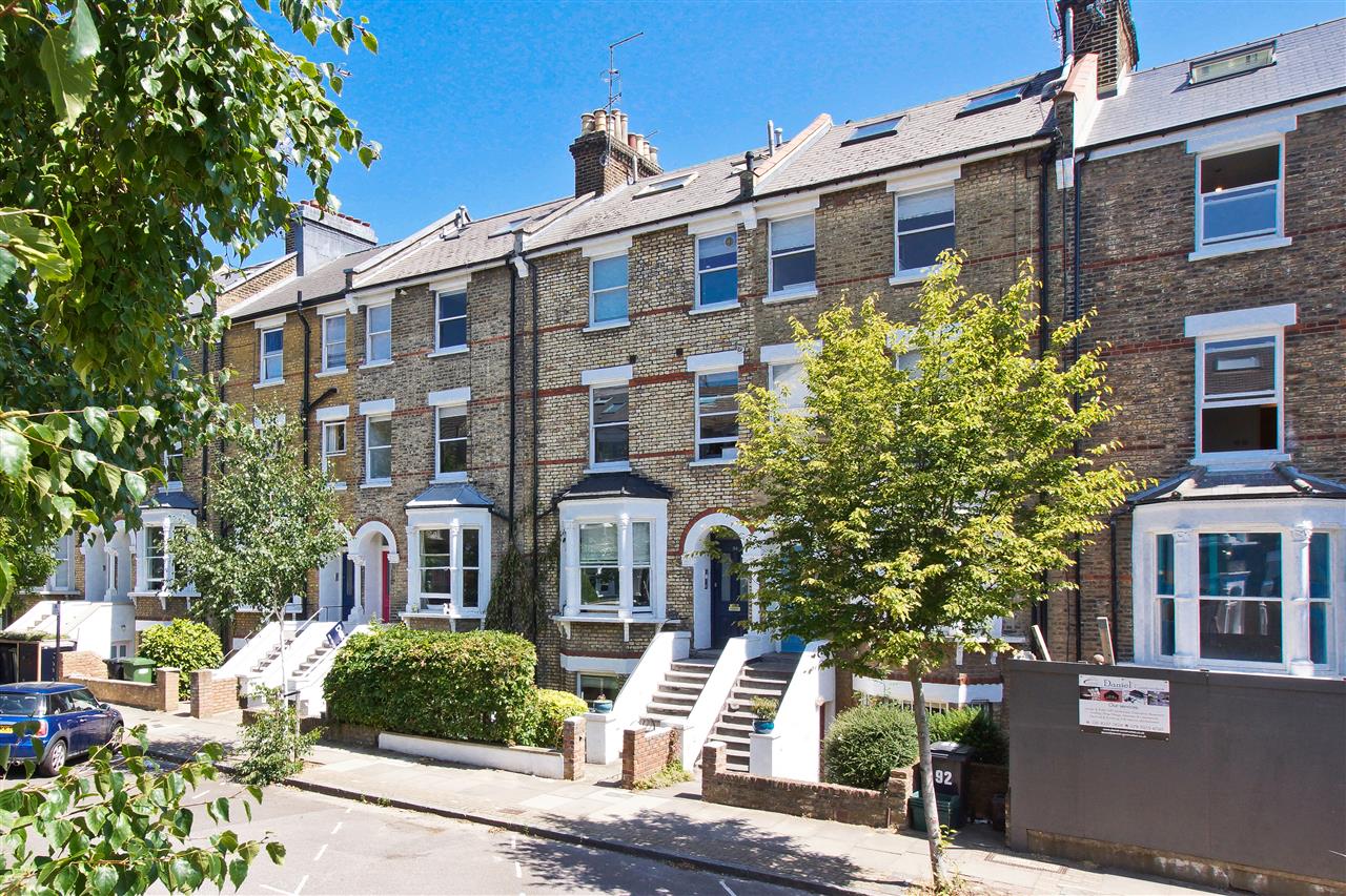3 bed flat for sale in Huddleston Road 5