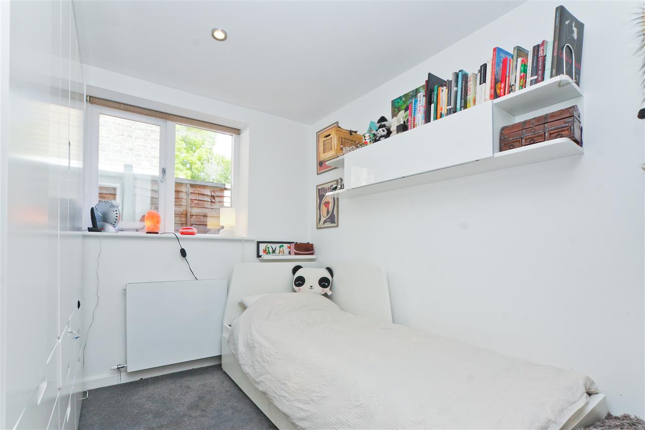 3 bed flat for sale in Huddleston Road  - Property Image 8