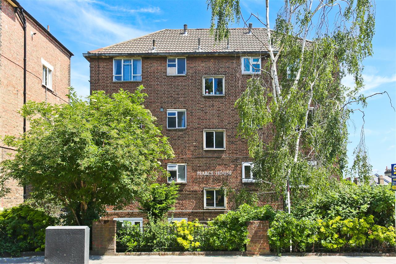 PRICED TO SELL!  <BR>A rarely available ground floor studio apartment requiring modernising which provides a blank canvas for a buyer to create a cosy home of their own styling and taste. The property forms part of a small purpose built block situated within close proximity to Archway and ...