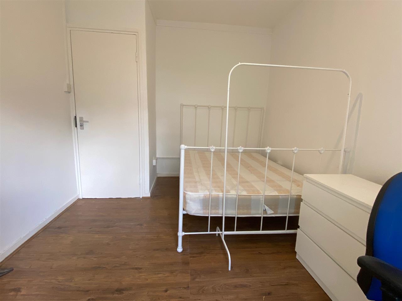 3 bed flat to rent in Phoenix Road 3