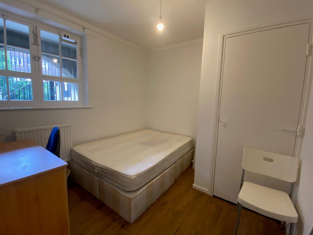 3 bed flat to rent in Phoenix Road 5