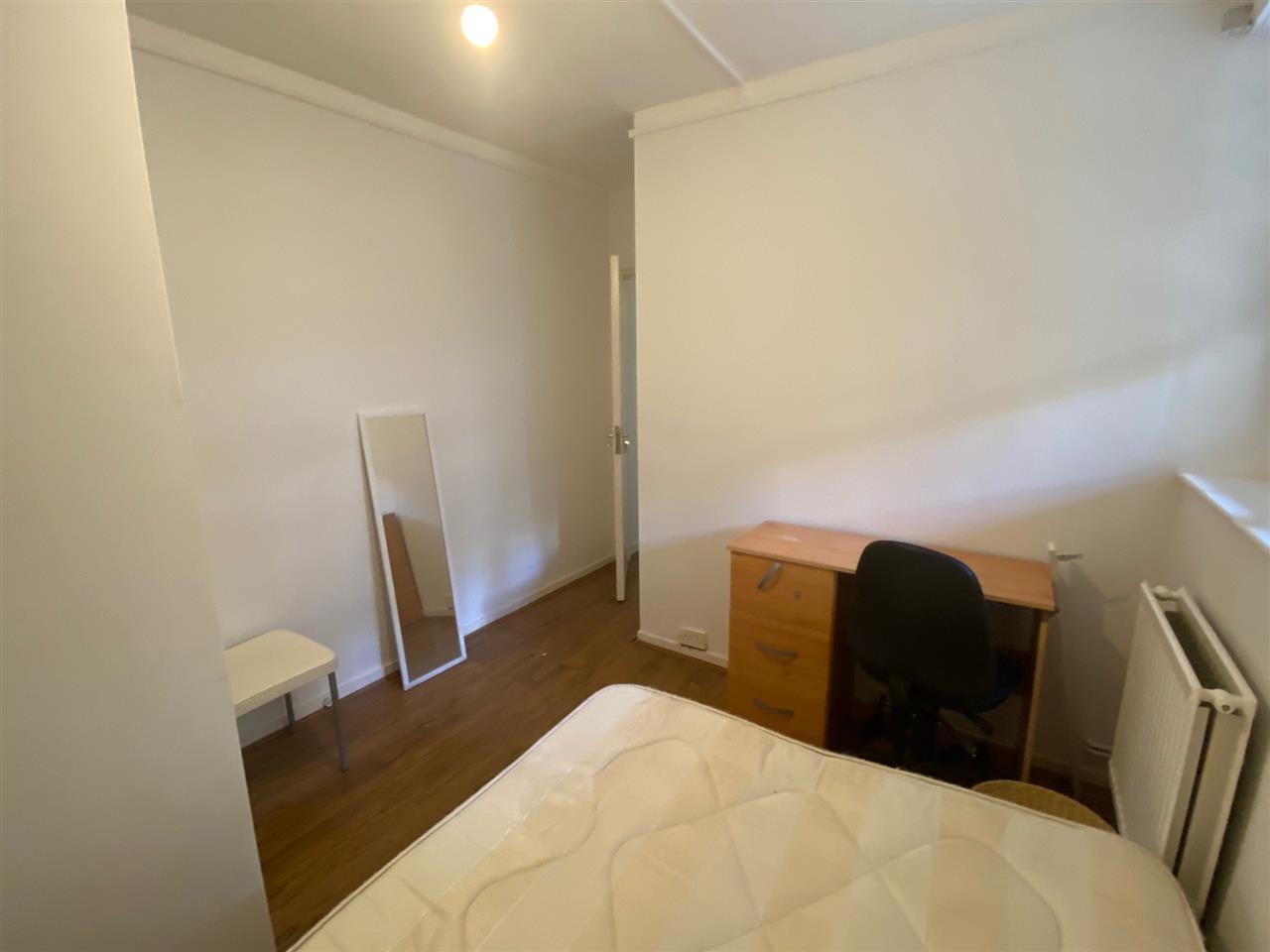 3 bed flat to rent in Phoenix Road  - Property Image 7
