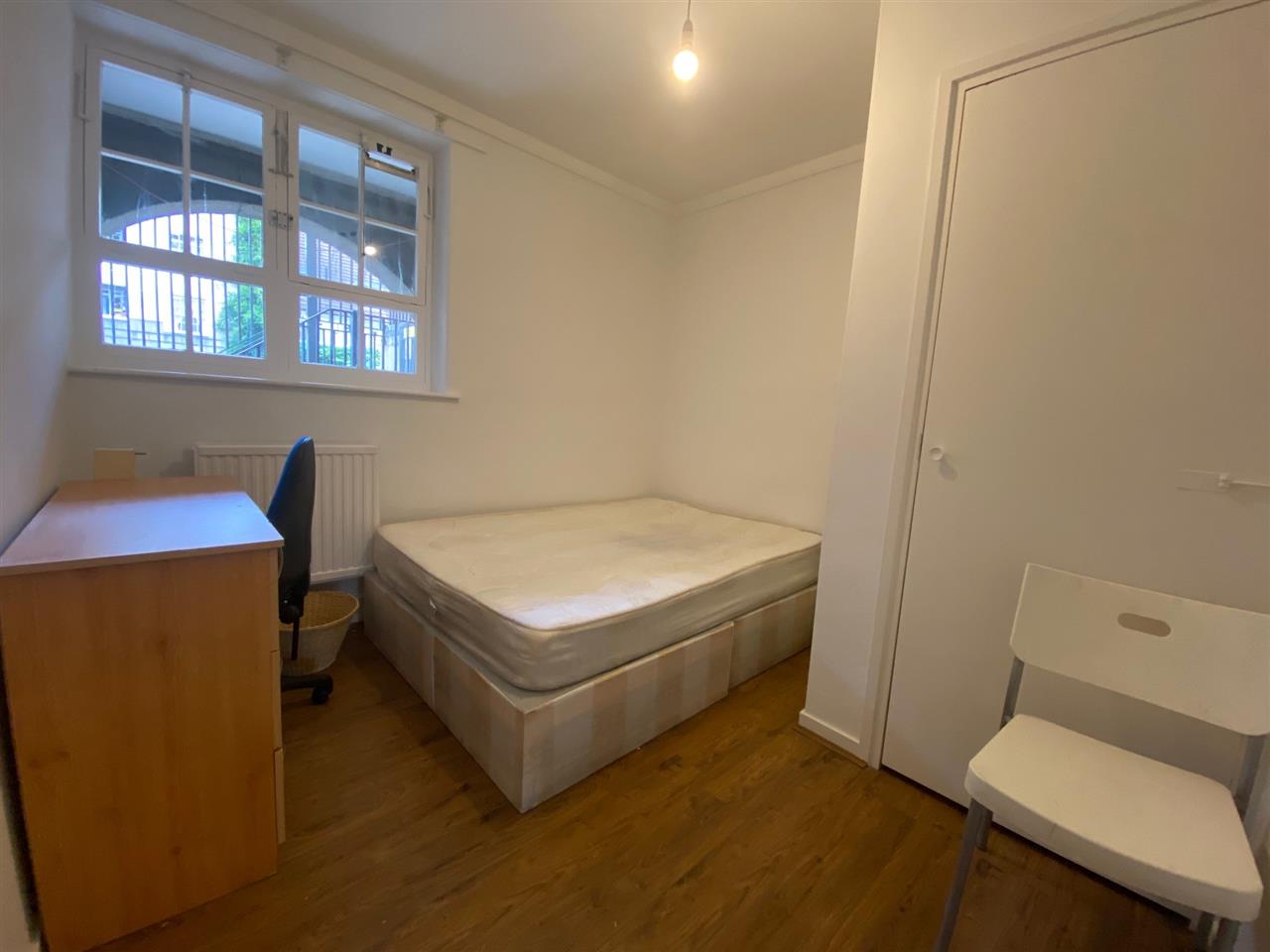 3 bed flat to rent in Phoenix Road 7