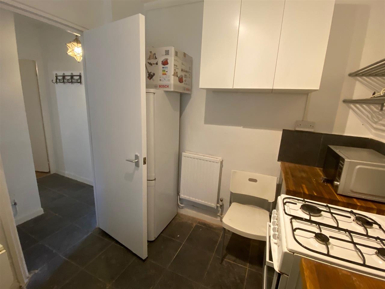 3 bed flat to rent in Phoenix Road  - Property Image 11