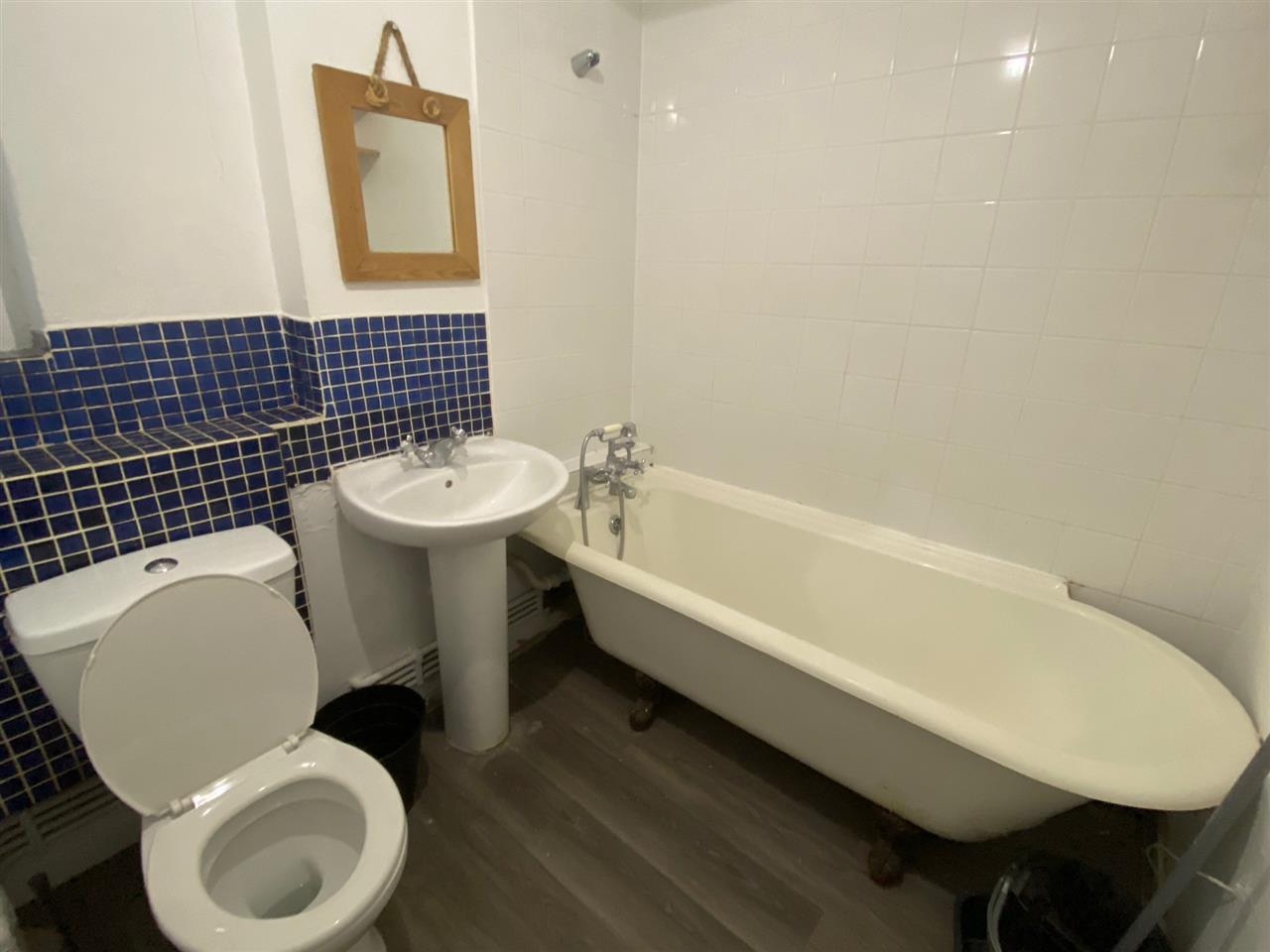 3 bed flat to rent in Phoenix Road  - Property Image 12