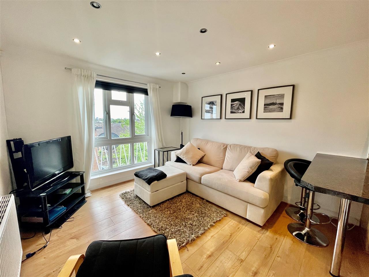 1 bed flat to rent in Junction Road 1
