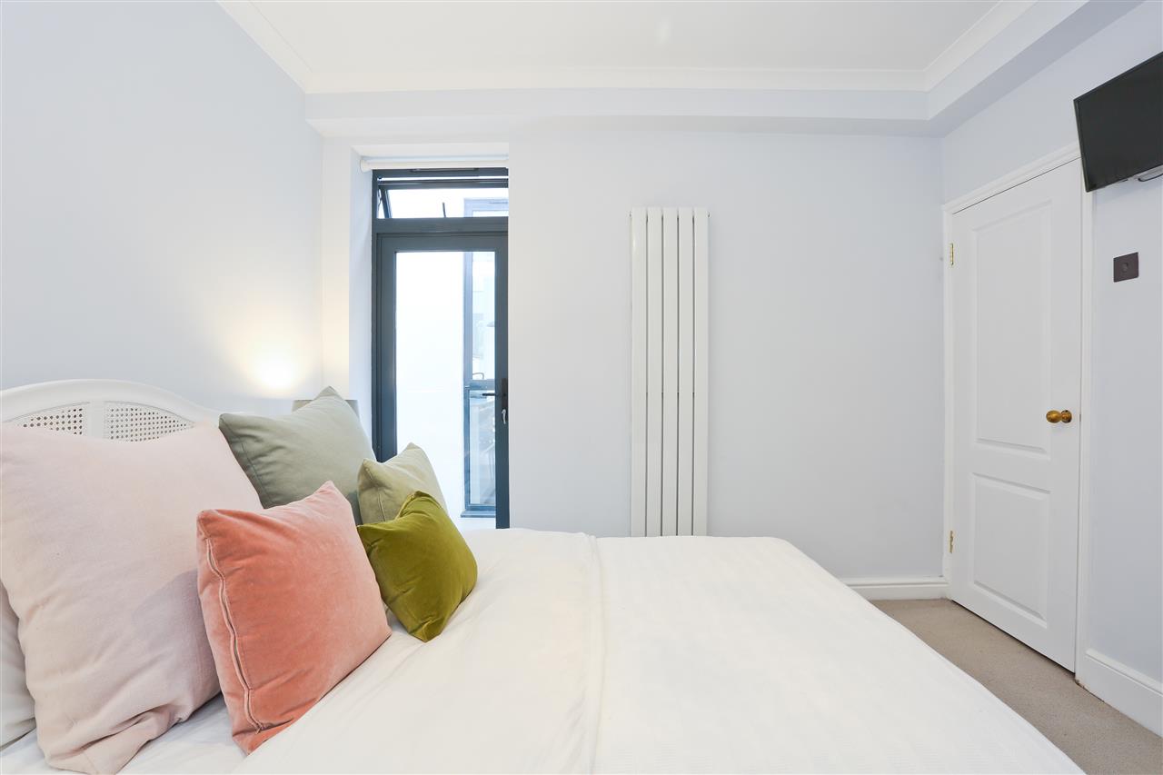 2 bed flat for sale in Huddleston Road  - Property Image 8