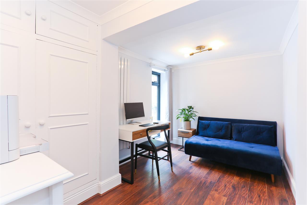 2 bed flat for sale in Huddleston Road 9
