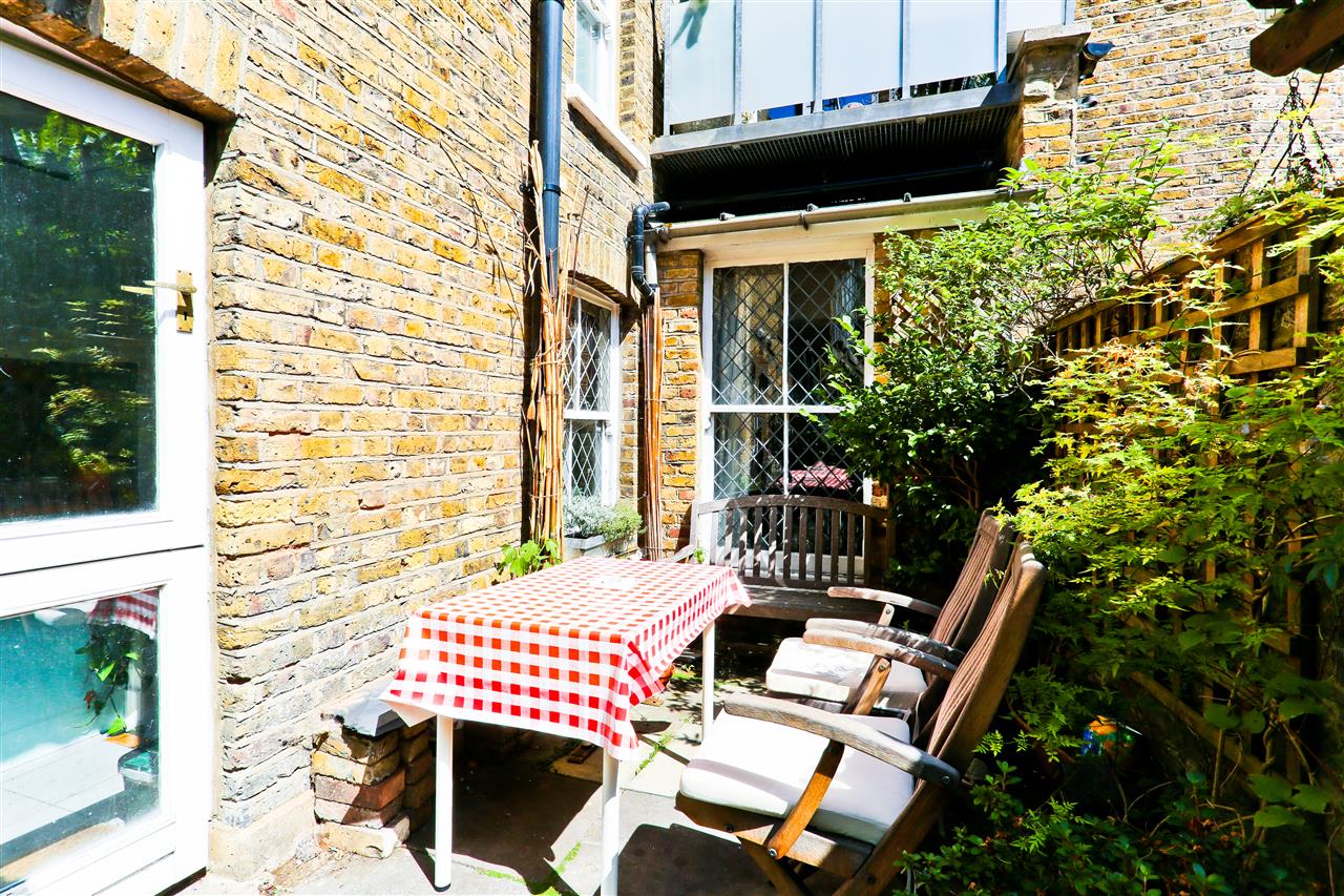 3 bed flat for sale in Brecknock Road 11