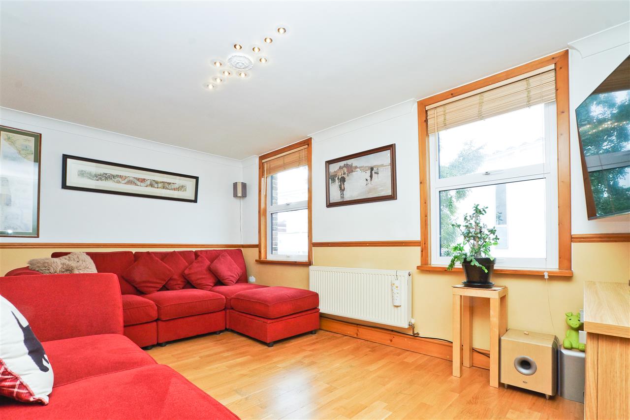 2 bed flat for sale  - Property Image 6