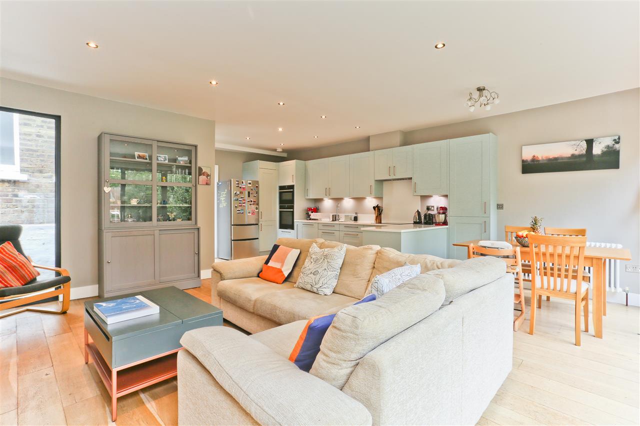 3 bed flat for sale in Yerbury Road  - Property Image 3