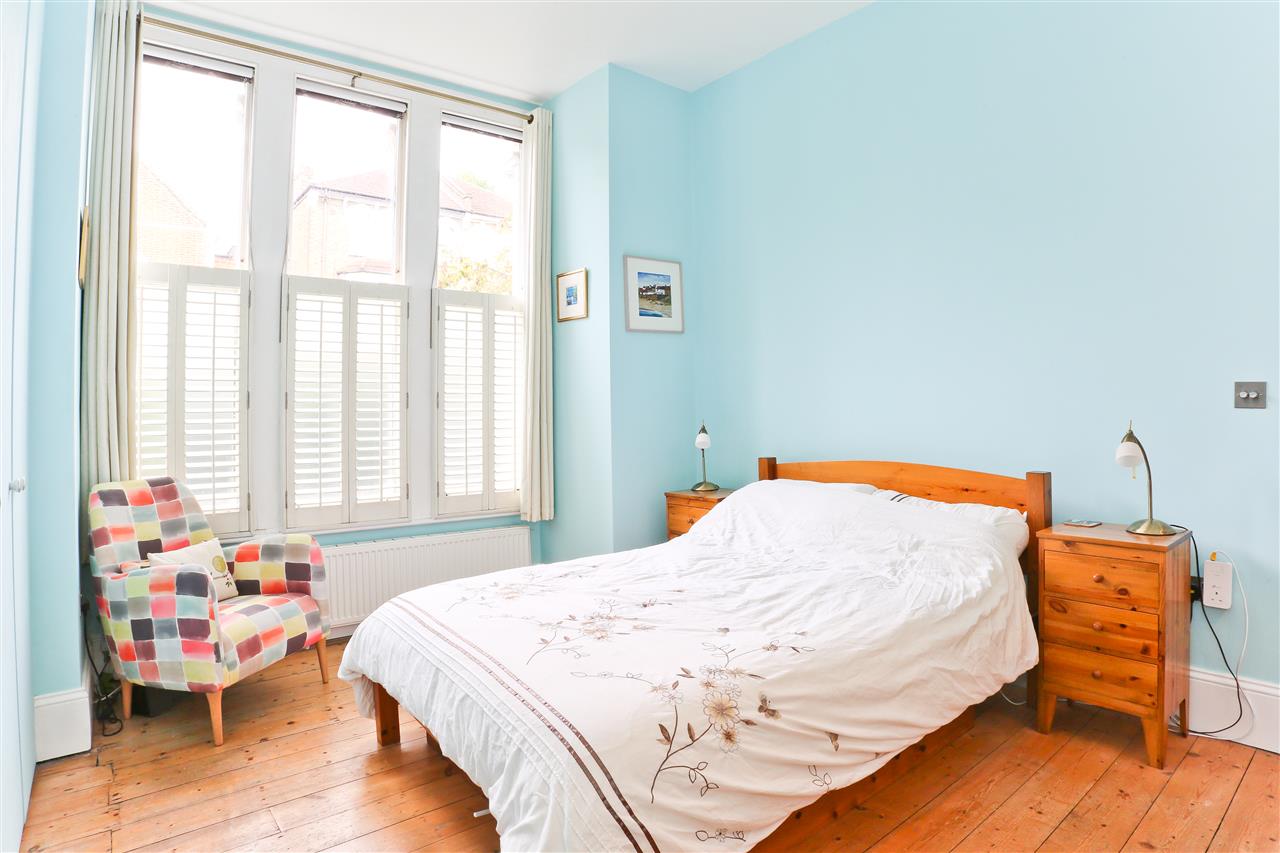 3 bed flat for sale in Yerbury Road 6