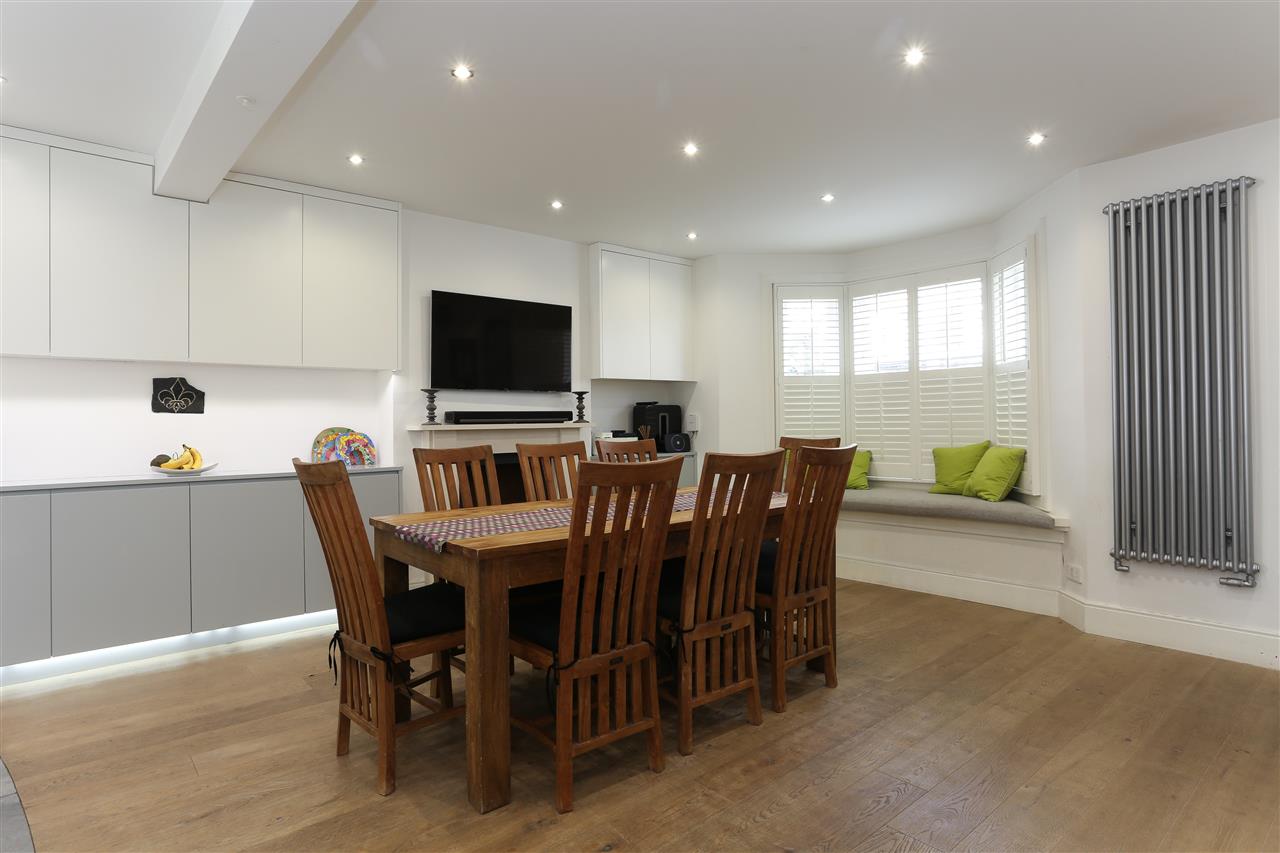 4 bed terraced house for sale in Hugo Road  - Property Image 10