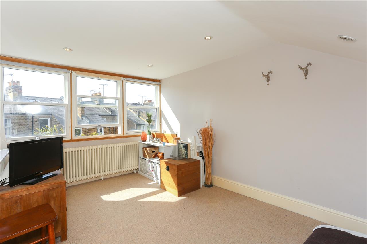 4 bed terraced house for sale in Hugo Road  - Property Image 15