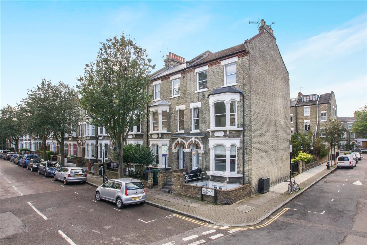 3 bed flat for sale in Bardolph Road 1