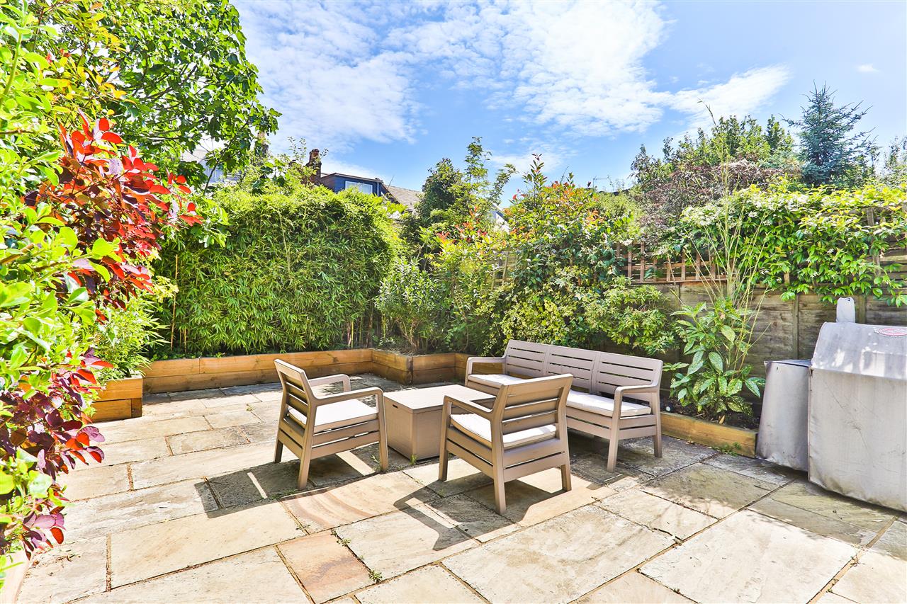 2 bed flat for sale in Beversbrook Road 1