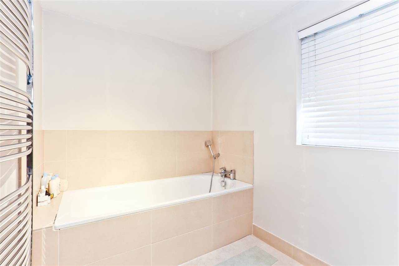 2 bed flat for sale in Beversbrook Road 8