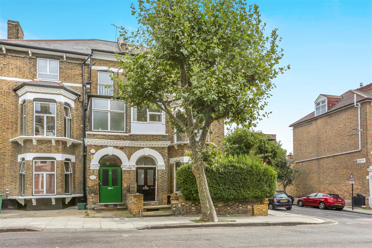 CHAIN FREE! A spacious (approximately 954 Sq Ft / 84 Sq M including restricted head height areas) split level, first, second and third/top floor apartment, forming part of an imposing semi-detached Victorian property situated in one of Kentish Town's premier tree-lined roads. Both Kentish Town ...