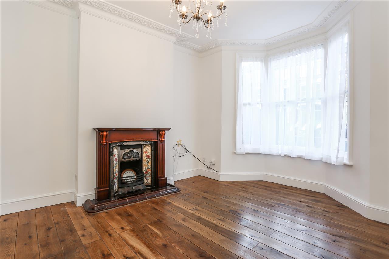 2 bed flat for sale in Huddleston Road 1