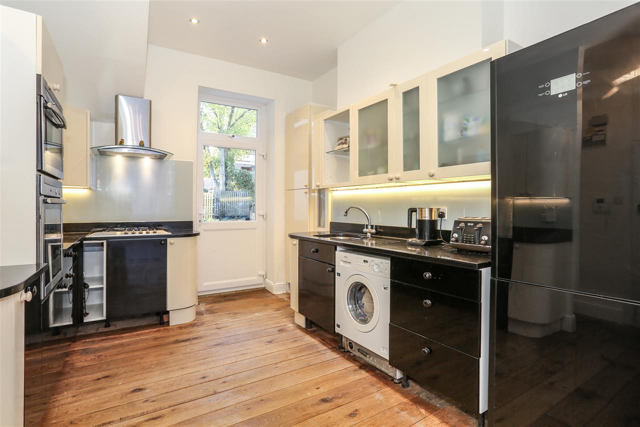 2 bed flat for sale in Huddleston Road  - Property Image 4