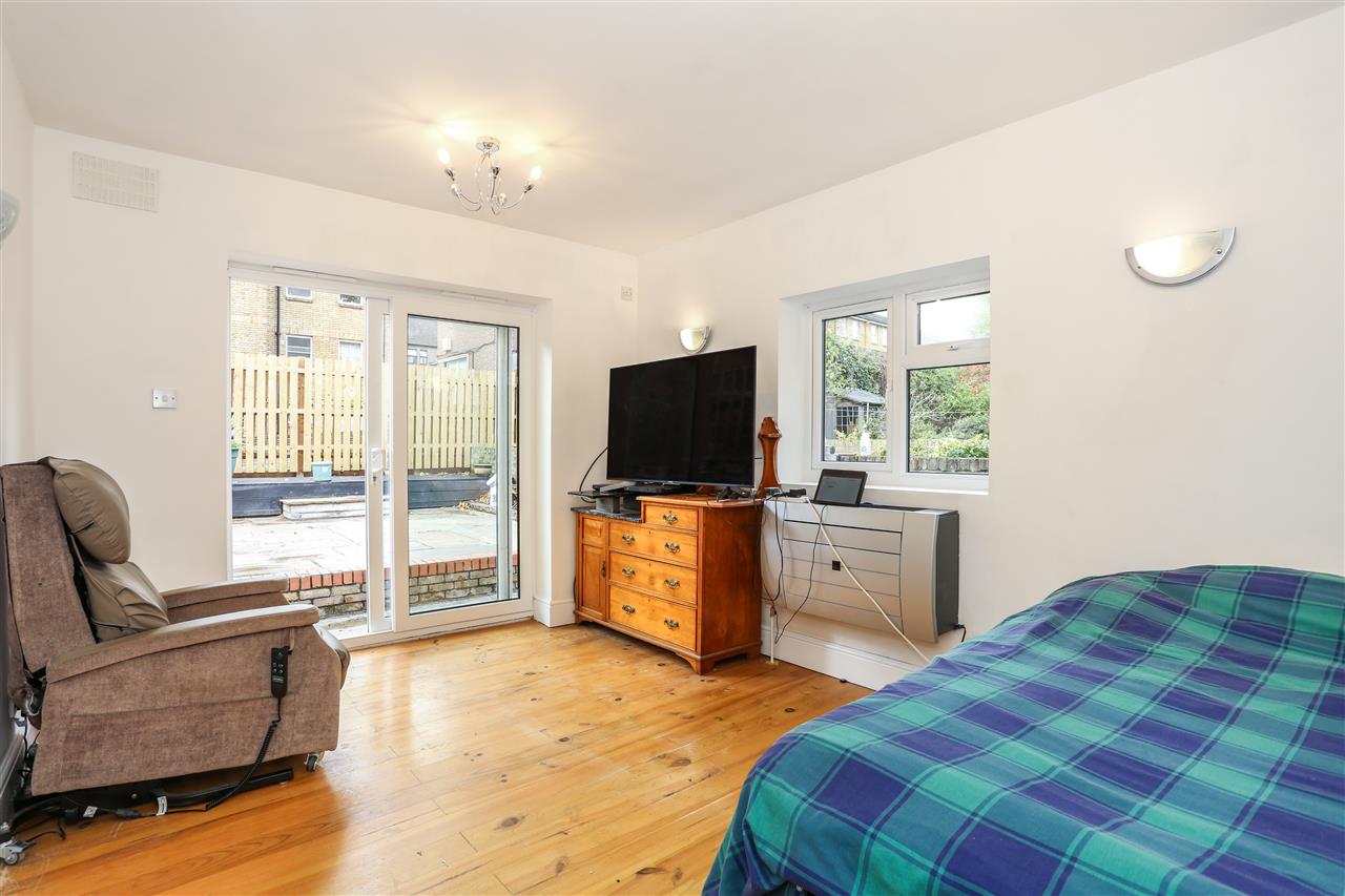 2 bed flat for sale in Huddleston Road 10