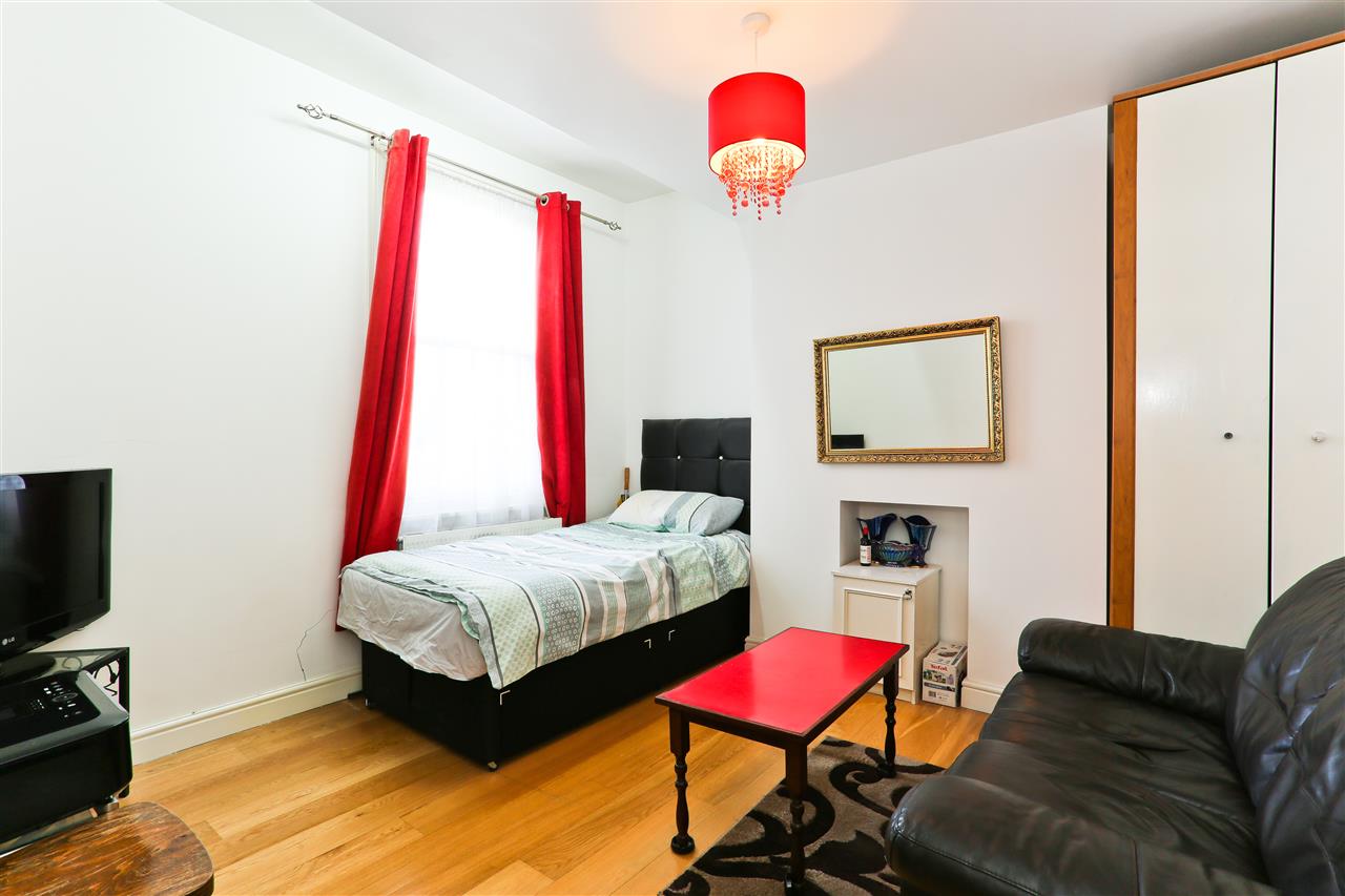 4 bed for sale in Corinne Road  - Property Image 10