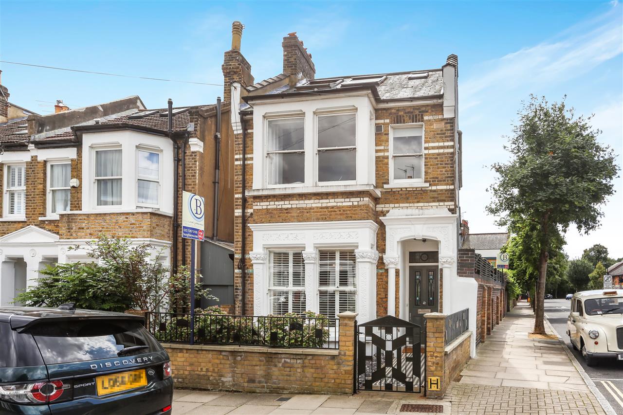 VIDEO TOUR AVAILABLE UPON REQUEST. <BR>CHAIN FREE - VICTORIAN LINKED DETACHED HOUSE WITH DOUBLE GARAGE!<BR>A well presented extended (approximately 2180 Sq Ft / 203 Sq M including restricted head height area, eaves storage, external storage room and garage) linked detached Victorian house ...