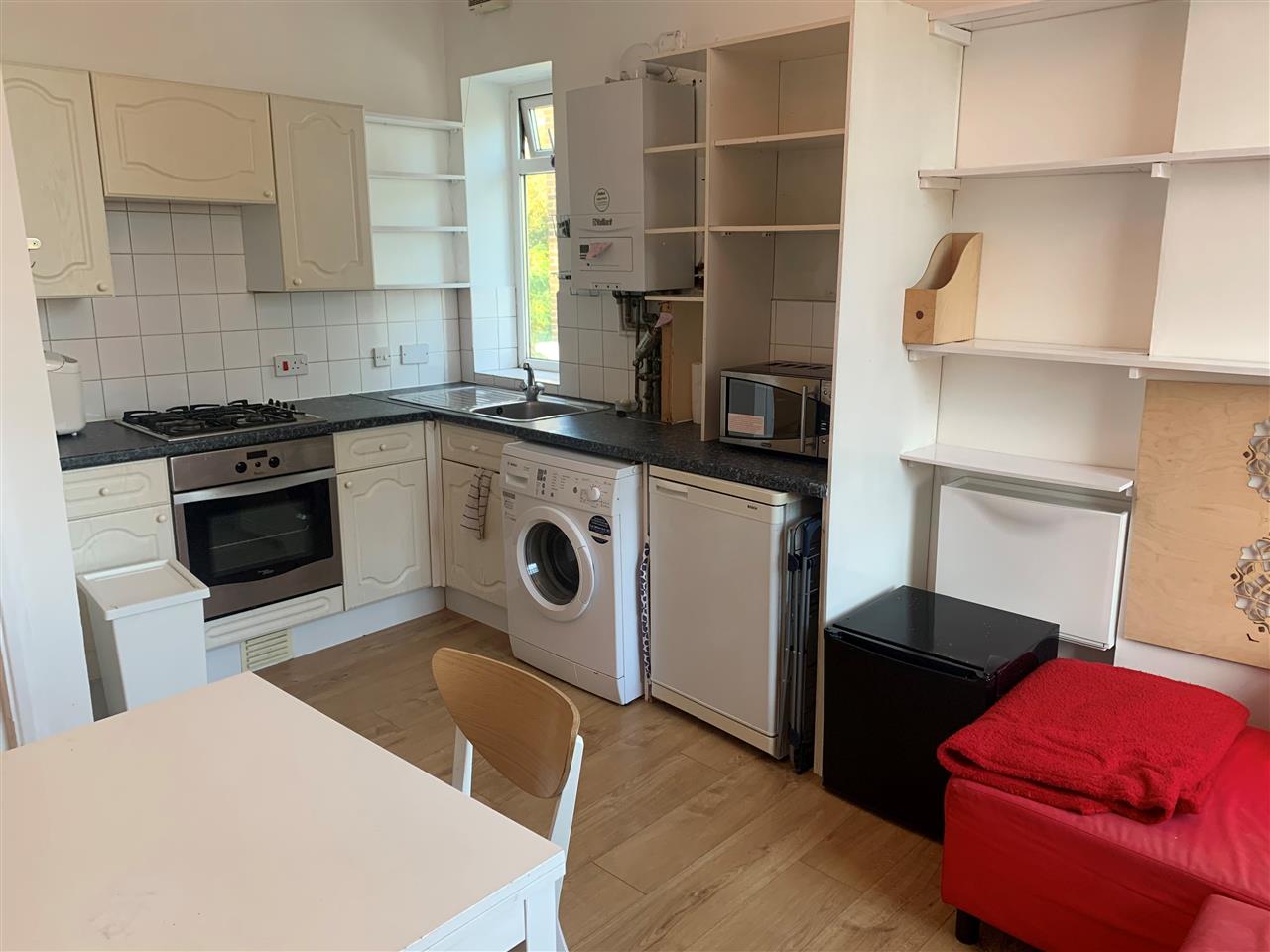 2 bed flat to rent in Camden Road 8