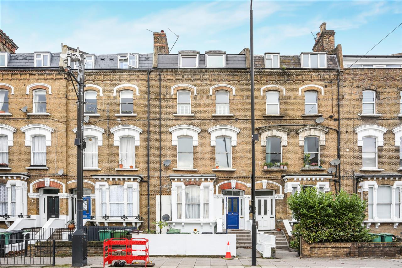 CHAIN FREE! A well presented, characterful and very spacious (approximately 1630 Sq Ft/151 Sq M) split level apartment forming part of an imposing terraced period property situated in a highly sought after location within close proximity to Kentish Town's multiple shopping and transport ...