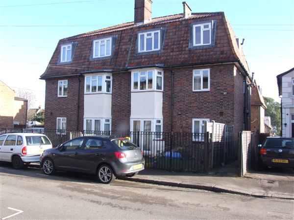 2 bed flat to rent in Edward Grove 0