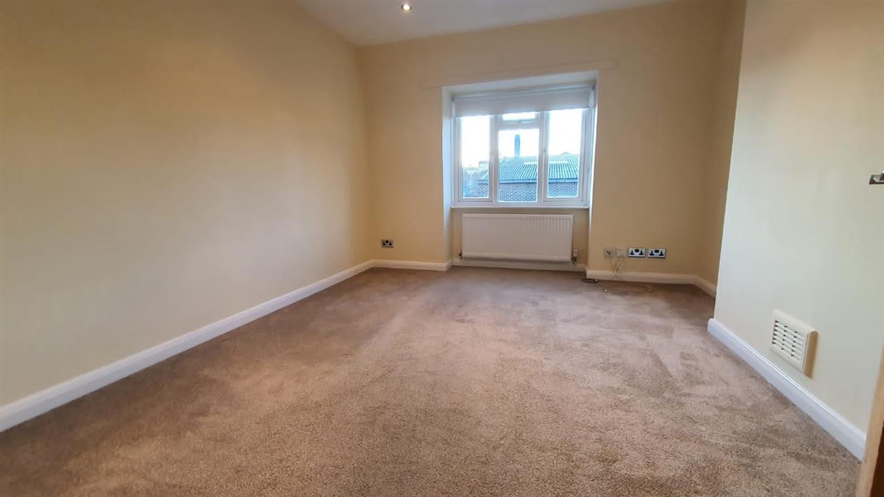 2 bed flat to rent in Edward Grove 1