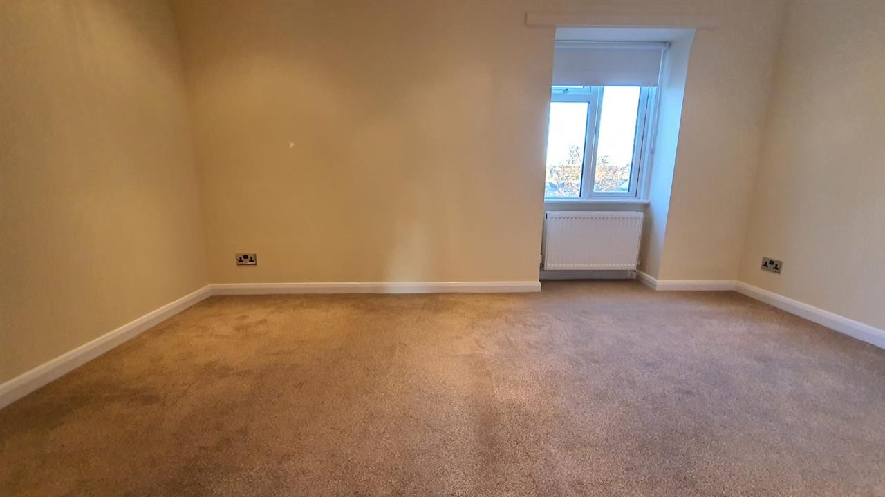 2 bed flat to rent in Edward Grove 3