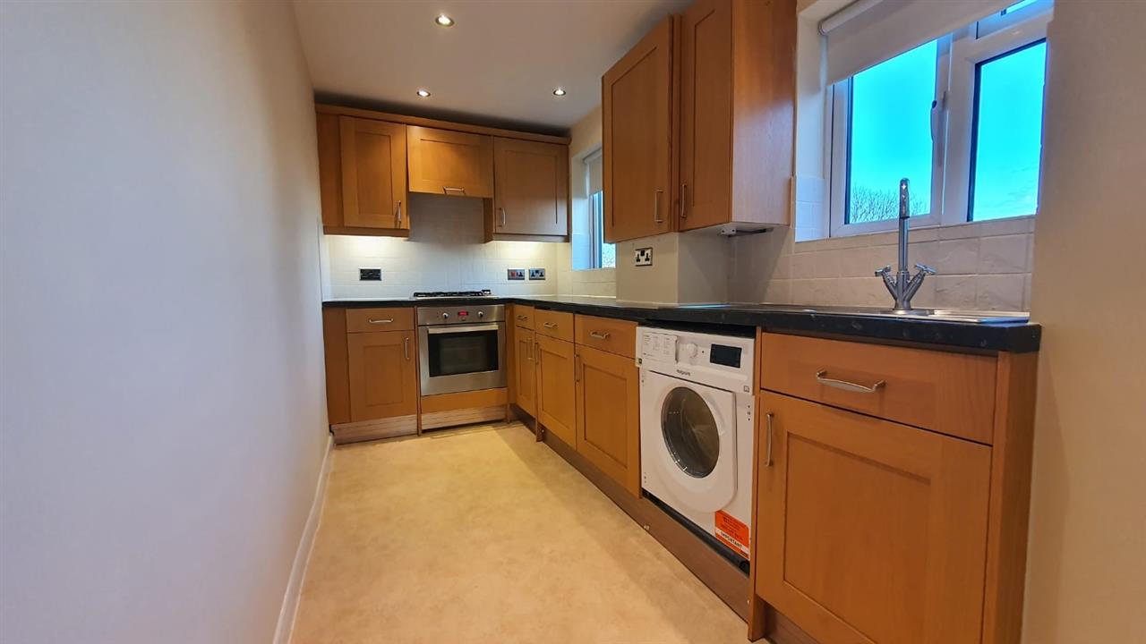 2 bed flat to rent in Edward Grove 5
