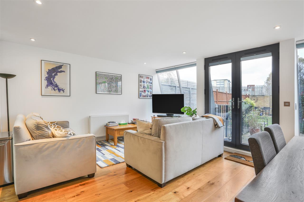4 bed town house for sale in Leaf Walk - Property Image 1