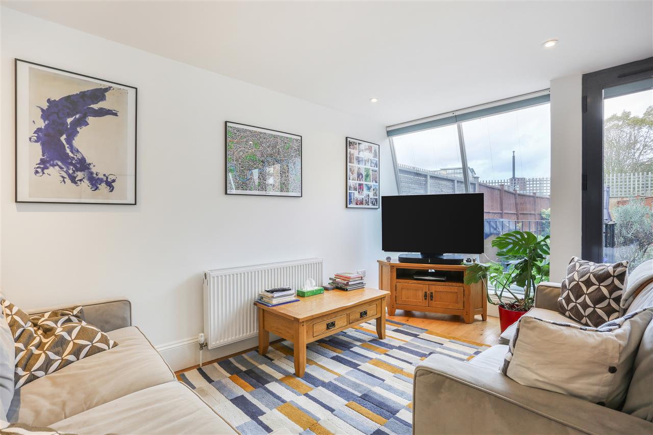 4 bed town house for sale in Leaf Walk  - Property Image 9