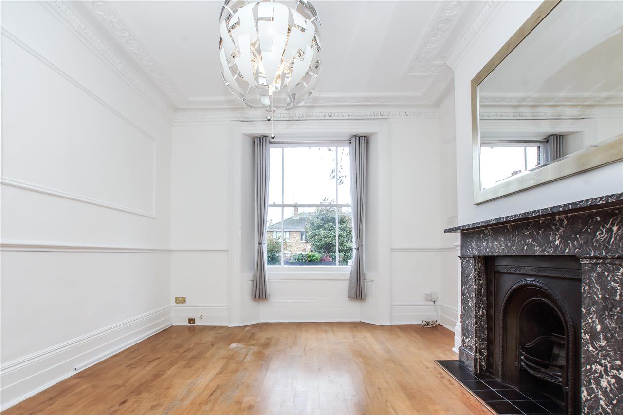 CHAIN FREE! A well presented, characterful and spacious (approximately 616 Sq Ft/57 Sq M) raised ground floor flat forming part of an imposing semi detached Victorian house situated within close proximity to multiple shopping and transport facilities including: Tufnell Park, Holloway Road, ...