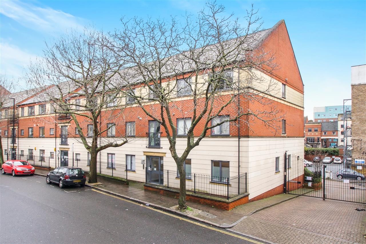 2 bed flat for sale in Statham Court  - Property Image 3