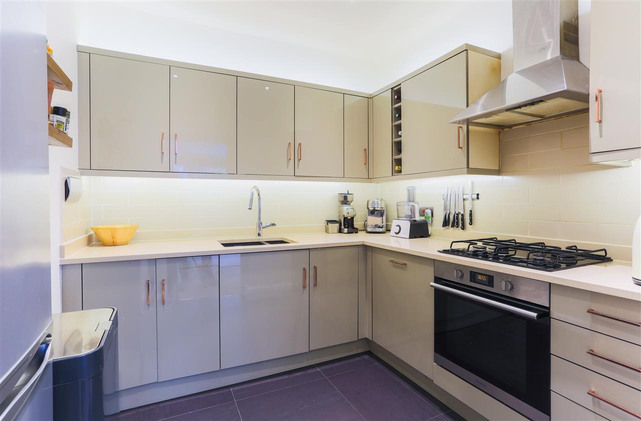 2 bed flat for sale in Tufnell Park Road  - Property Image 4
