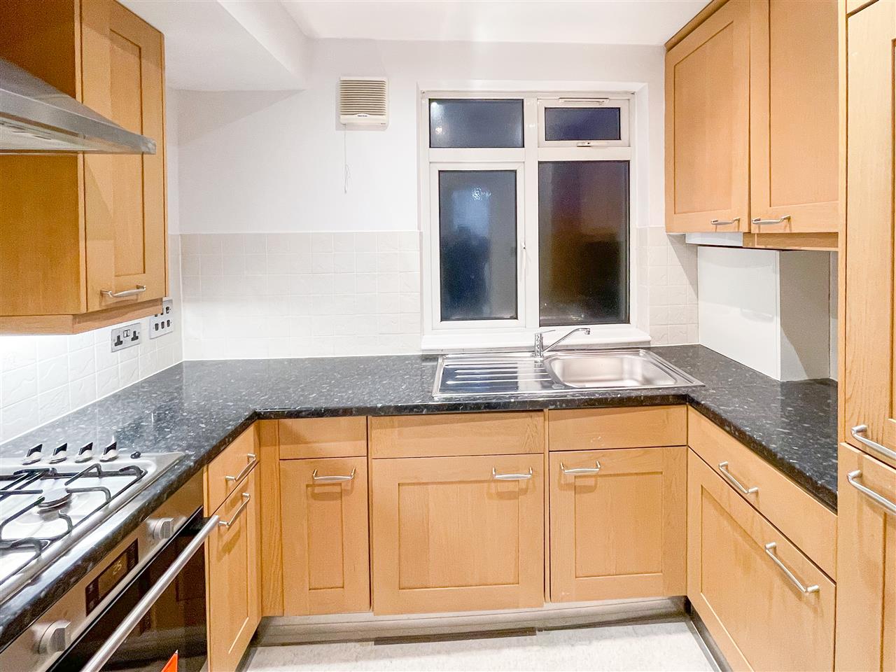 3 bed flat to rent in Waterfall Road 7