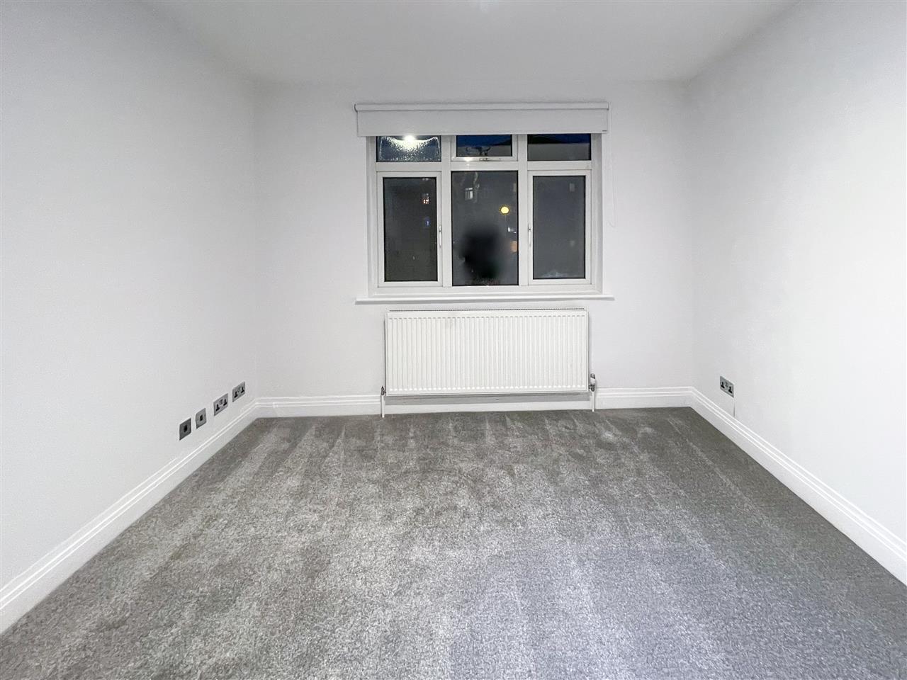 3 bed flat to rent in Waterfall Road 10