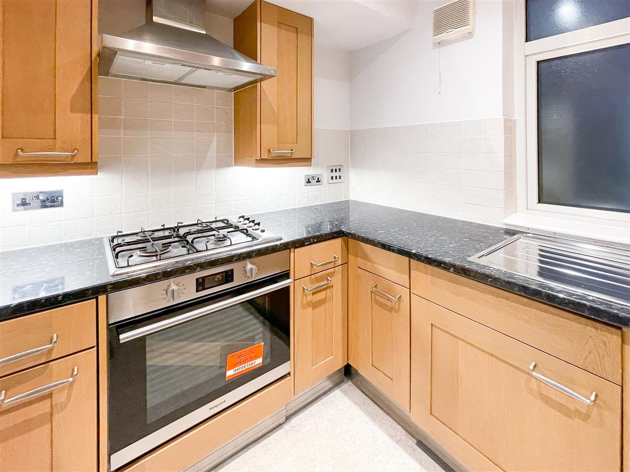 3 bed flat to rent in Waterfall Road 12