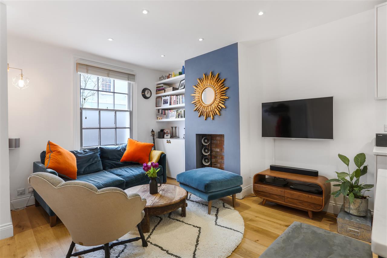 CHAIN FREE! An extremely well presented Victorian terraced house situated in a highly sought after cul-de-sac. The property is located within close proximity to Kentish Town's multiple shopping and transport facilities including (Northern Line) underground and overground stations as well as ...