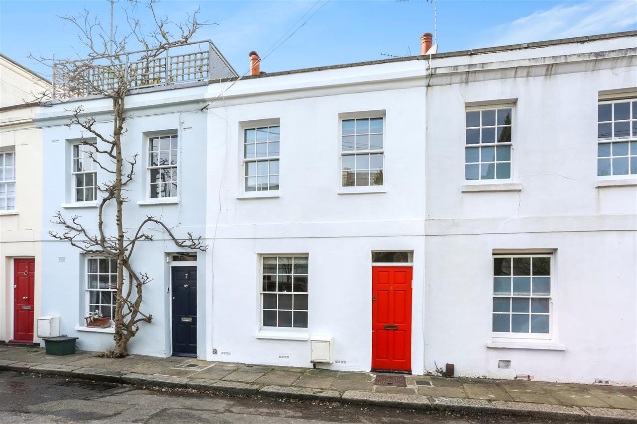 2 bed terraced house for sale in Fortess Grove 1